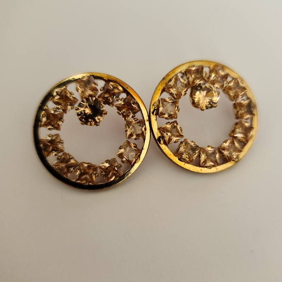 Gold round shaped earrings - Picture 2 of 2